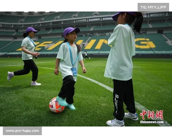 伯纳乌球场灰色沙发成球员谈心角,阿韦洛亚重视更衣室凝聚力